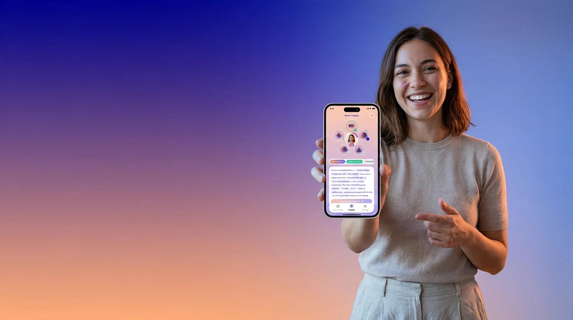 Lachende Frau zeigt die ChangePath-App mit ihrem persönlichen Insight-Profil auf dem Smartphone