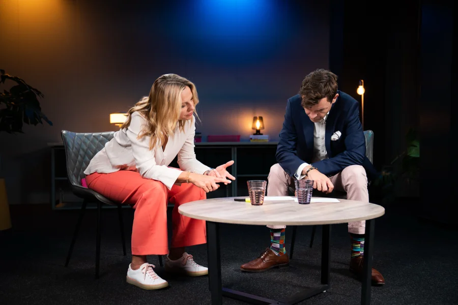 Moderatorin Andrea im Gespräch mit Benjamin Wüstenhagen im thekey.academy-Studio